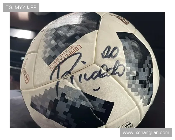 如何在观看足球比赛时成功获得球星签名的技巧与方法