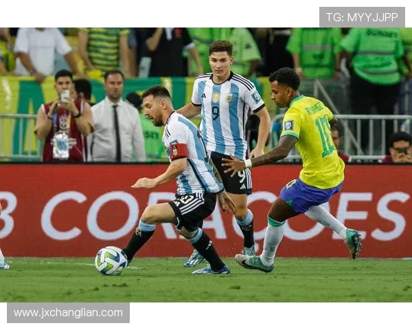 阿根廷足球巨星梅西人偶亮相 引发球迷热烈关注与讨论